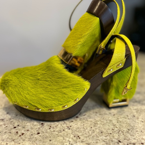 FENDI SHOES Lime Green with gold detail heel. - Picture 2 of 7